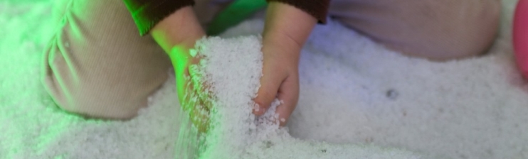 Kind spielt im Salz